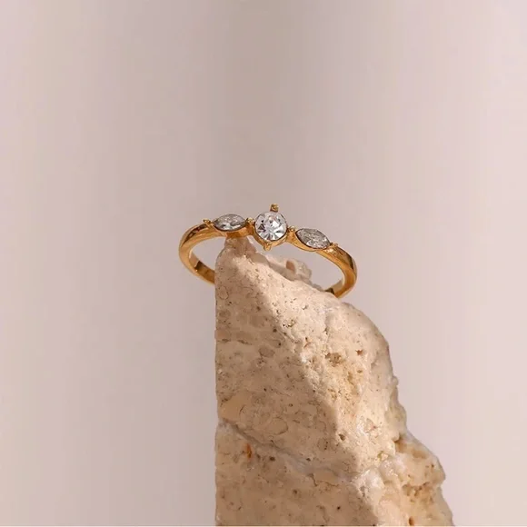 New Adjustable 18k Gold Zircon Ring, cute Ring, shiny Ring. - Picture 5 of 6